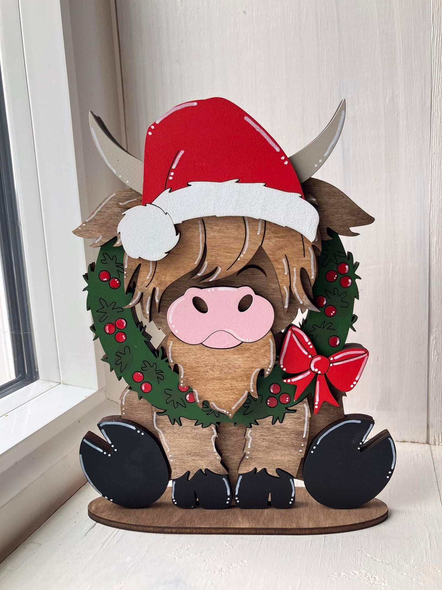 Standing Highland Cow with Wreath JHD0213